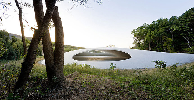 Il Teshima Art Museum dove arte e architettura si fonde con il paesaggio