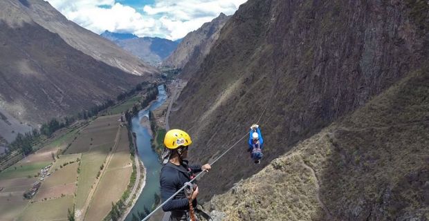 Un' arrampicata in montagna per entrare nelle skylodge suites