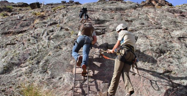 Le skylodge suites sono capsule sospese su una montagna in Perù