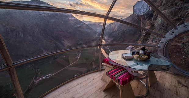 Il soggiorno dello Skylodge suites illuminato da luce naturale