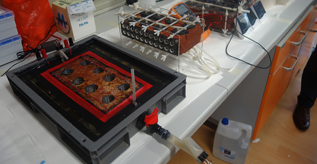  Un mattone veneziano trasformato in  MFC Microbial Fuel Cell (Cella a combustibile microbico) e presentato alla Biennale di Venezia del 2016.