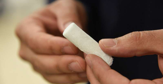  Un frammento solido dell’innovativa schiuma a base di cellulosa (fonte:&nbsp;Washington State University).