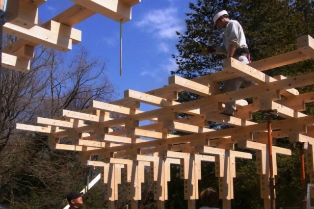 La costruzione del tetto in legno del Boxing Club.