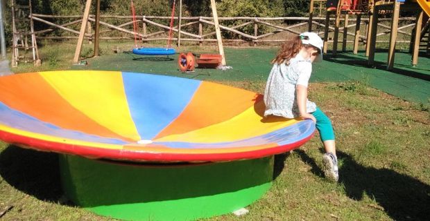  Il Nidondolo, pensato per bambini con limitazioni fisiche, sensoriali o cognitive, per favorire il gioco di gruppo. Vi possono salire più bambini&nbsp;contemporaneamente e può accogliere anche gli adulti. Grazie alla sua conformazione gli utenti possono sperimentare movimento oscillatorio e di una certa velocità con la sicurezza data dalla forma a nido della giostra.