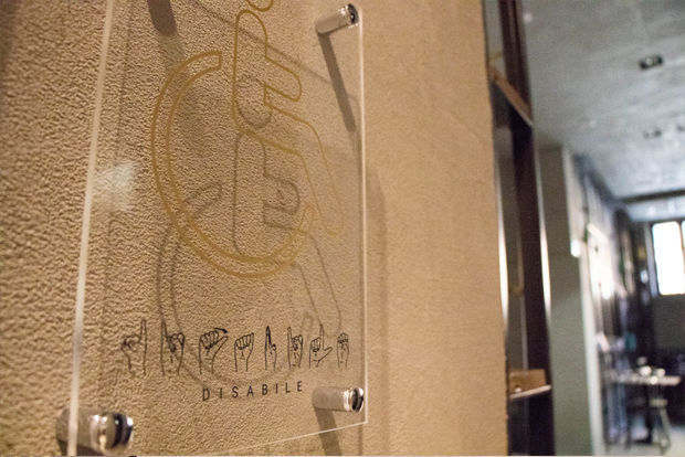 La targhe indicative in LIS del ristorante One Sense.
