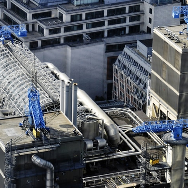 Le gru sulle coperture del Lloyd’s Building. Foto di&nbsp;Architectural Visits&nbsp;© 2014.