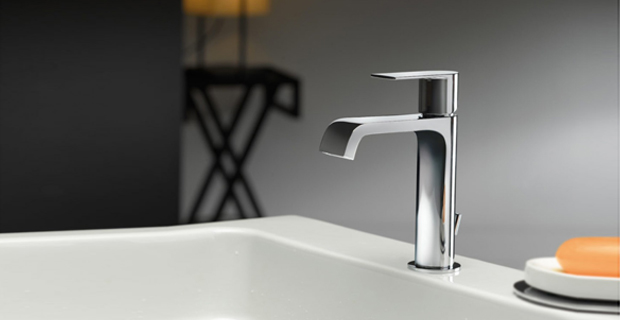 miscelatore installato sul lavabo del bagno