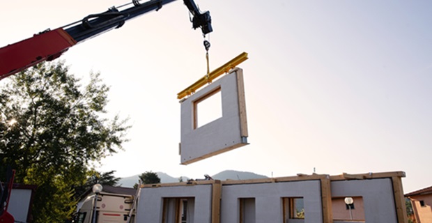 Assemblaggio in cantiere di una parete prefabbricata con l'innovativo sistema Ekoru